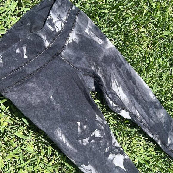 Black Tie Dye Leggings - Size Small - Ankle Leggings - Black & White - LIKE NEW - Picture 3 of 3